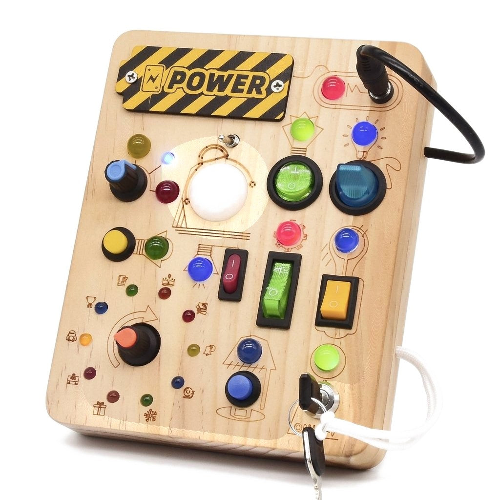 Tableau d'activités en bois à interrupteurs, boutons et lumières