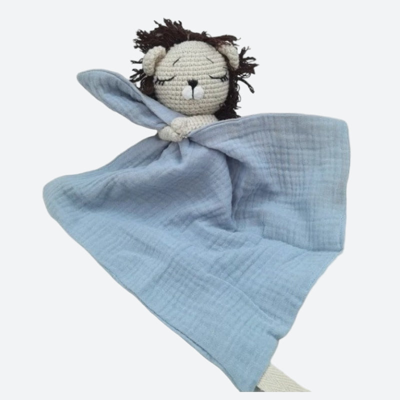 EROS est un adorable doudou plat représentant un lion au crochet. Il tient un mouchoir ou carré de gaze de coton entre ses pattes, offrant à votre enfant douceur et réconfort. Disponible en plusieurs coloris : Écru, Rose pâle, Bleu, Vieux rose et Vert. BLEU