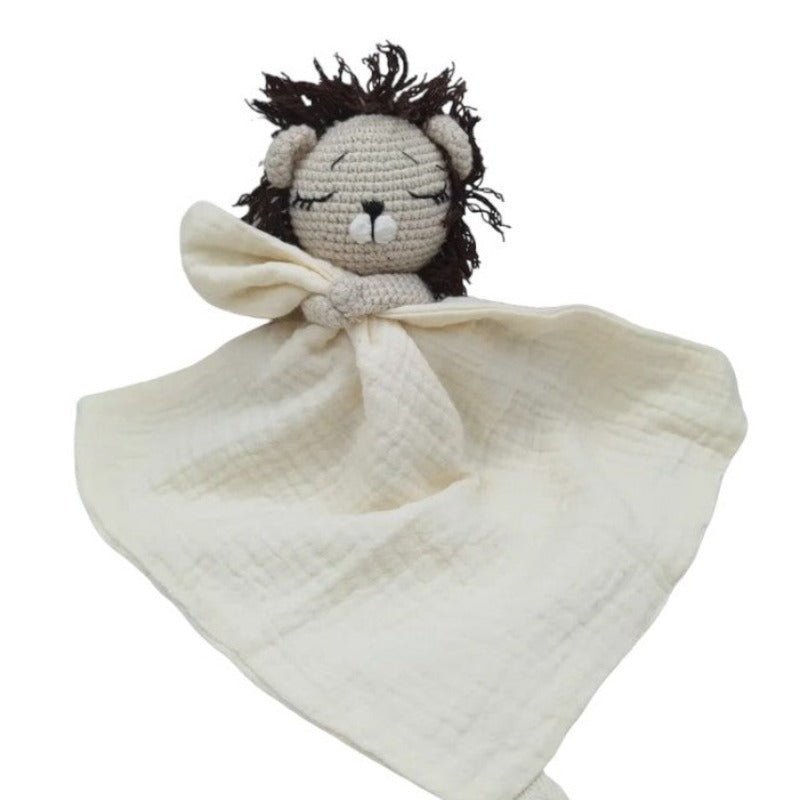 EROS est un adorable doudou plat représentant un lion au crochet. Il tient un mouchoir ou carré de gaze de coton entre ses pattes, offrant à votre enfant douceur et réconfort. Disponible en plusieurs coloris : Écru, Rose pâle, Bleu, Vieux rose et Vert. ECRU