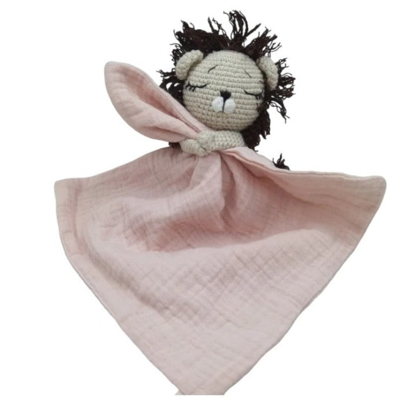 EROS est un adorable doudou plat représentant un lion au crochet. Il tient un mouchoir ou carré de gaze de coton entre ses pattes, offrant à votre enfant douceur et réconfort. Disponible en plusieurs coloris : Écru, Rose pâle, Bleu, Vieux rose et Vert. ROSE PALE