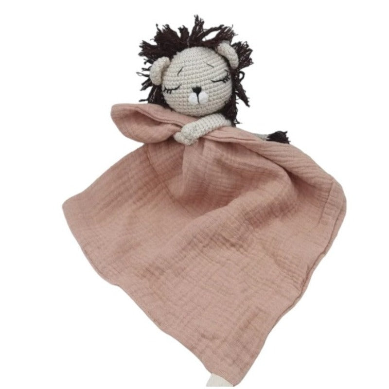 EROS est un adorable doudou plat représentant un lion au crochet. Il tient un mouchoir ou carré de gaze de coton entre ses pattes, offrant à votre enfant douceur et réconfort. Disponible en plusieurs coloris : Écru, Rose pâle, Bleu, Vieux rose et Vert. VIEUX ROSE