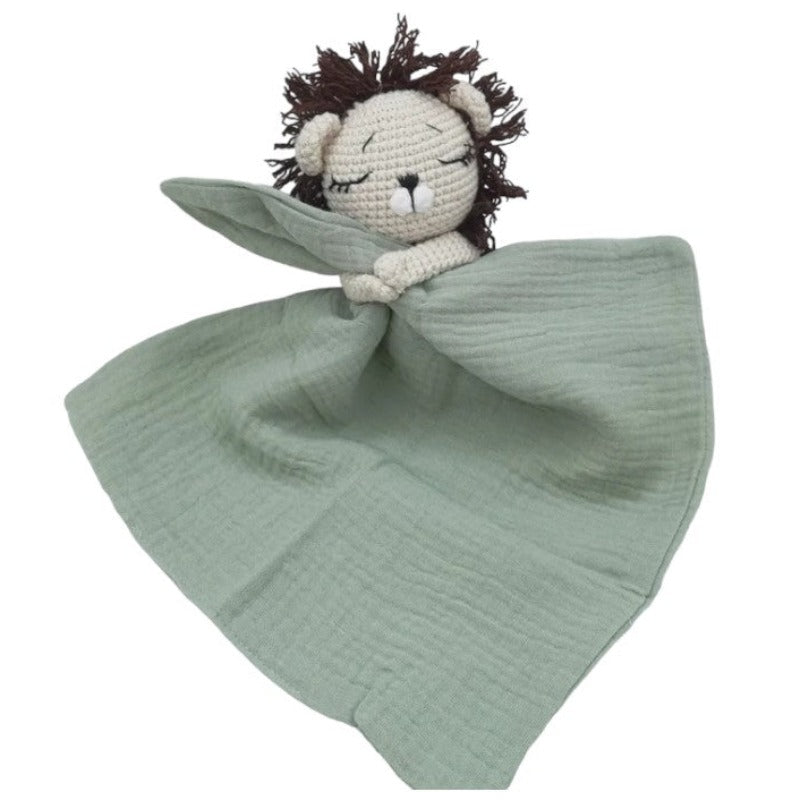 EROS est un adorable doudou plat représentant un lion au crochet. Il tient un mouchoir ou carré de gaze de coton entre ses pattes, offrant à votre enfant douceur et réconfort. Disponible en plusieurs coloris : Écru, Rose pâle, Bleu, Vieux rose et Vert. VERT