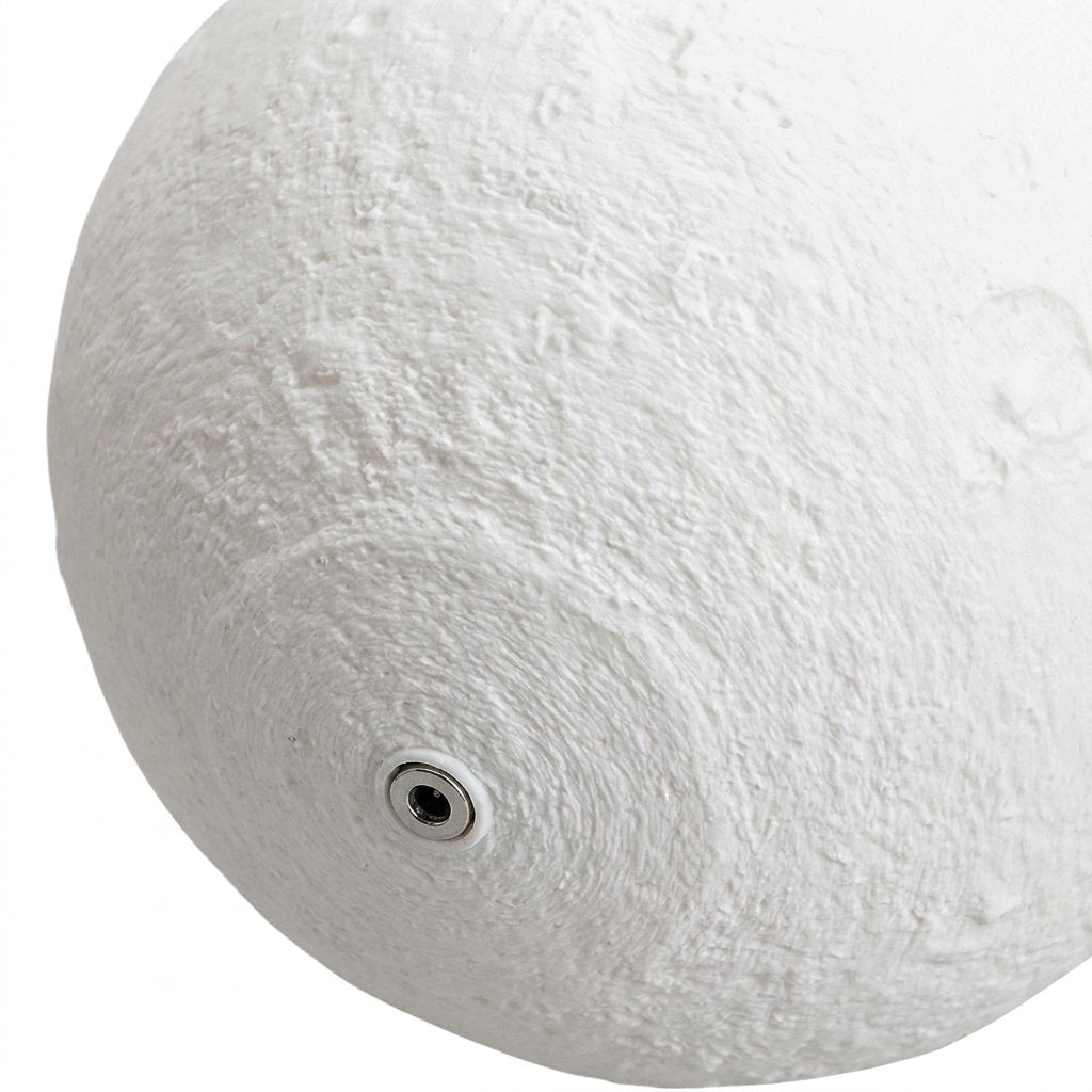 Détail du relief et du bouton tactile de la lampe lune