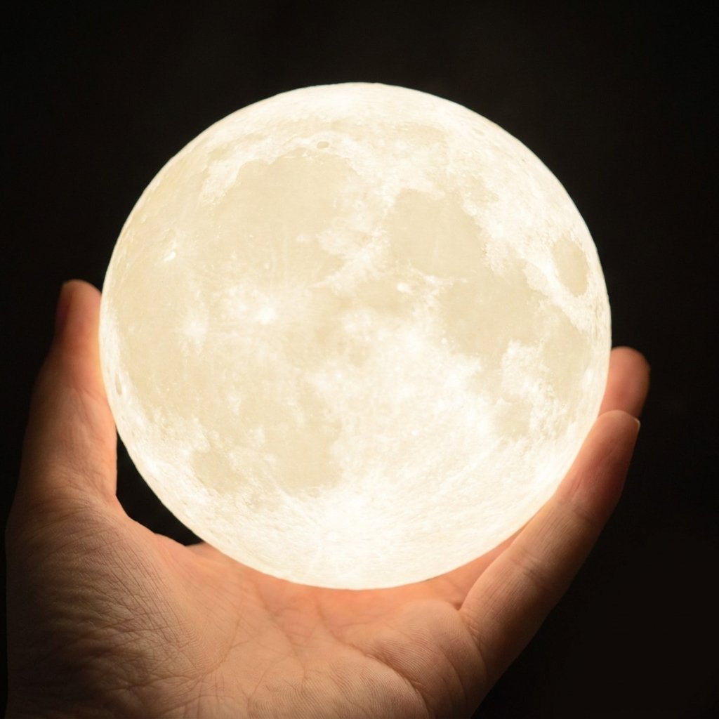Lampe lune allumée tenue dans la main