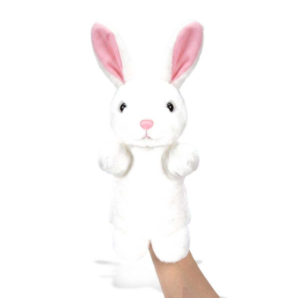 Marionnette à main lapin blanc en peluche enfilée sur une main