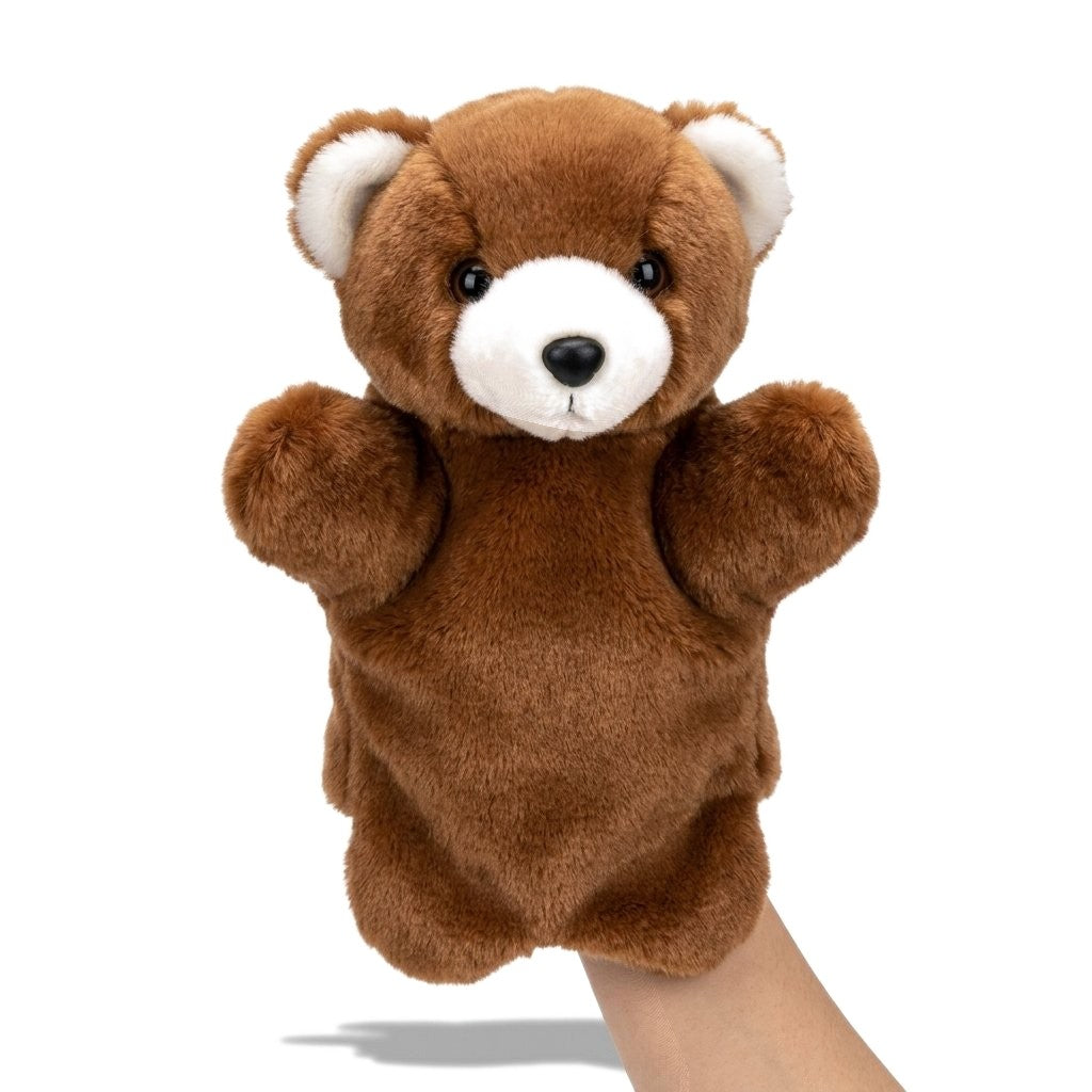 Marionnette à main ours brun en peluche enfilée sur une main