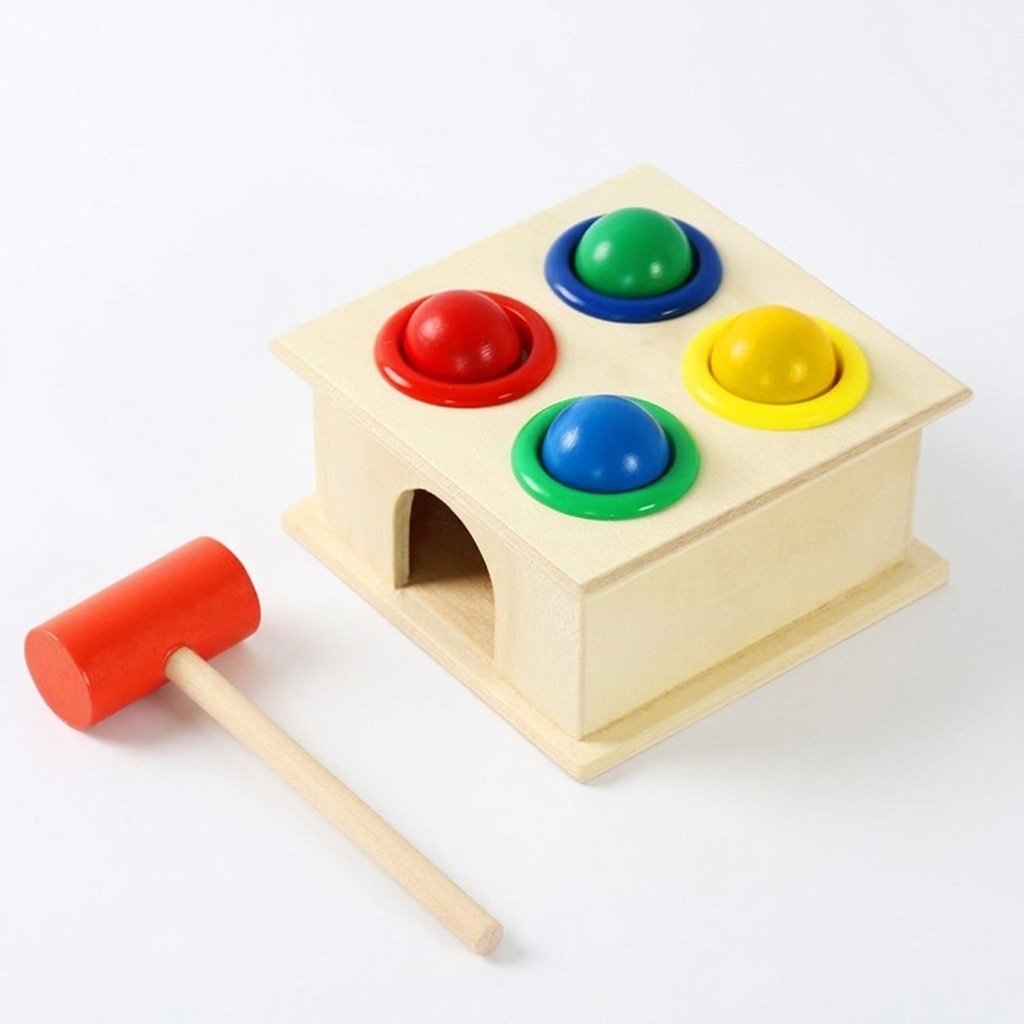 Banc à marteler en bois avec quatre balles colorées et maillet