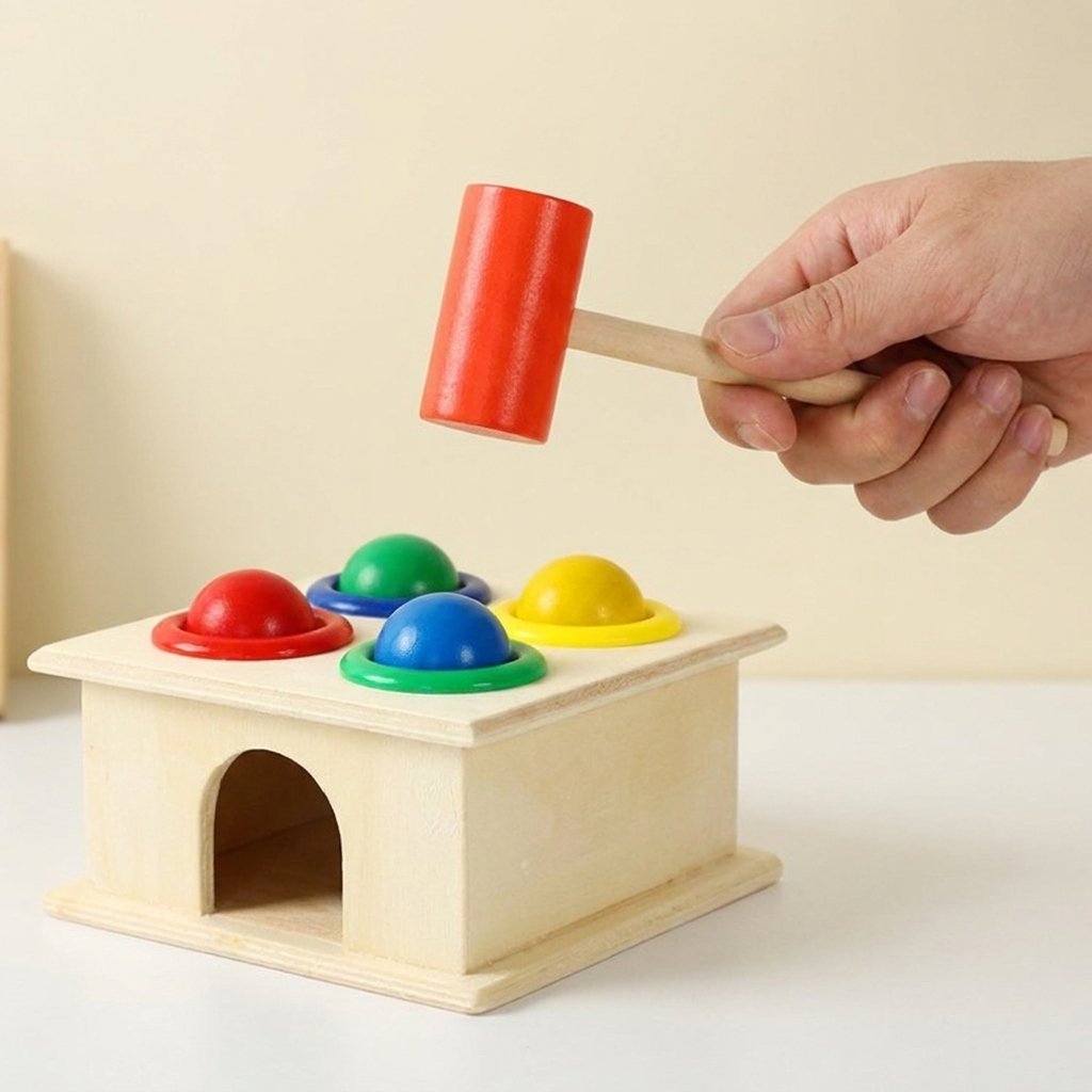 Main tenant le maillet au-dessus d'une balle