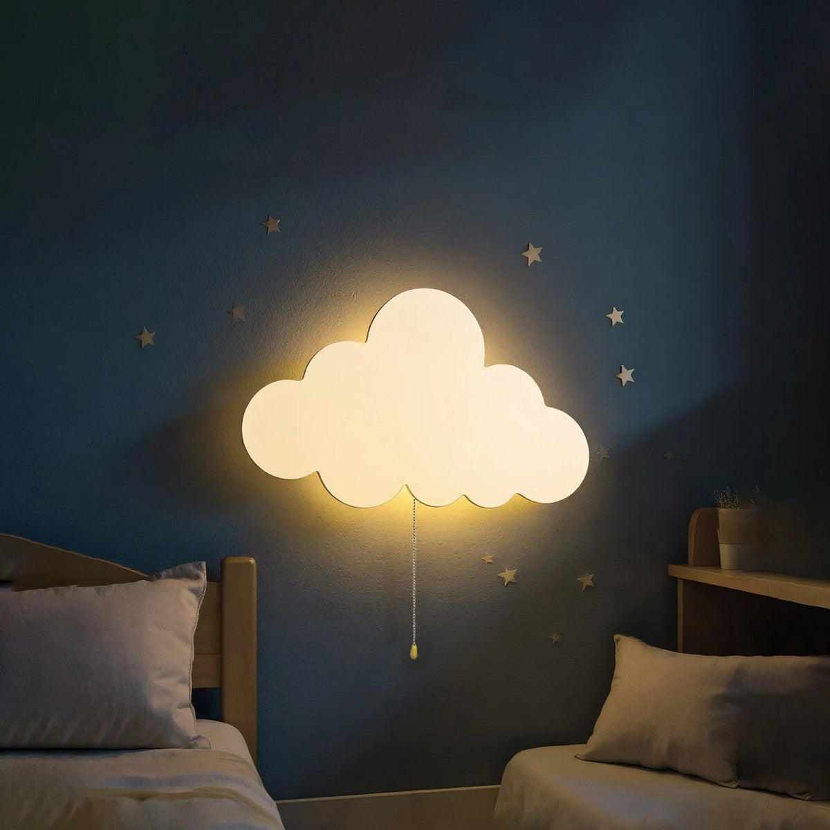 Veilleuse murale nuage allumée sur un mur bleu de chambre Image