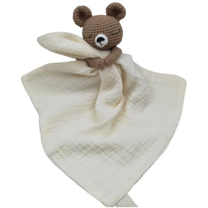 BARAT est un doudou plat représentant un adorable ours marron au crochet. Il tient un carré de tissu gaze de coton ou mouchoir entre ses pattes, pouvant également être utilisé comme attache tétine. Disponible avec 5 coloris de mouchoir : crème, vieux rose, rose pâle, écru et bleu. ECRU