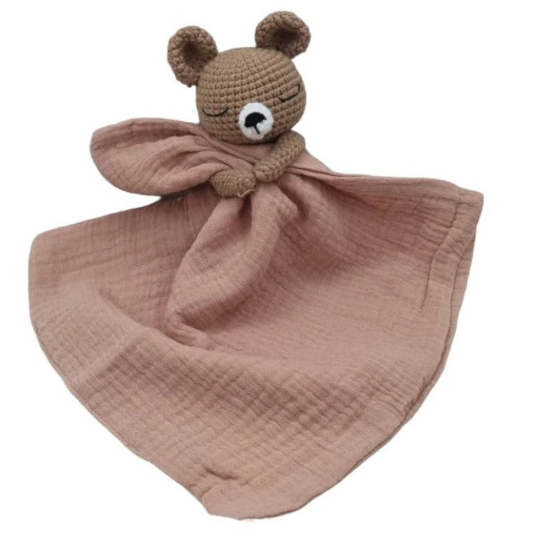 BARAT est un doudou plat représentant un adorable ours marron au crochet. Il tient un carré de tissu gaze de coton ou mouchoir entre ses pattes, pouvant également être utilisé comme attache tétine. Disponible avec 5 coloris de mouchoir : crème, vieux rose, rose pâle, écru et bleu.  VIEUX ROSE