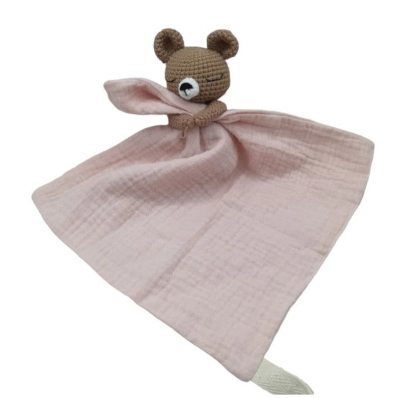 BARAT est un doudou plat représentant un adorable ours marron au crochet. Il tient un carré de tissu gaze de coton ou mouchoir entre ses pattes, pouvant également être utilisé comme attache tétine. Disponible avec 5 coloris de mouchoir : crème, vieux rose, rose pâle, écru et bleu. ROSE PALE