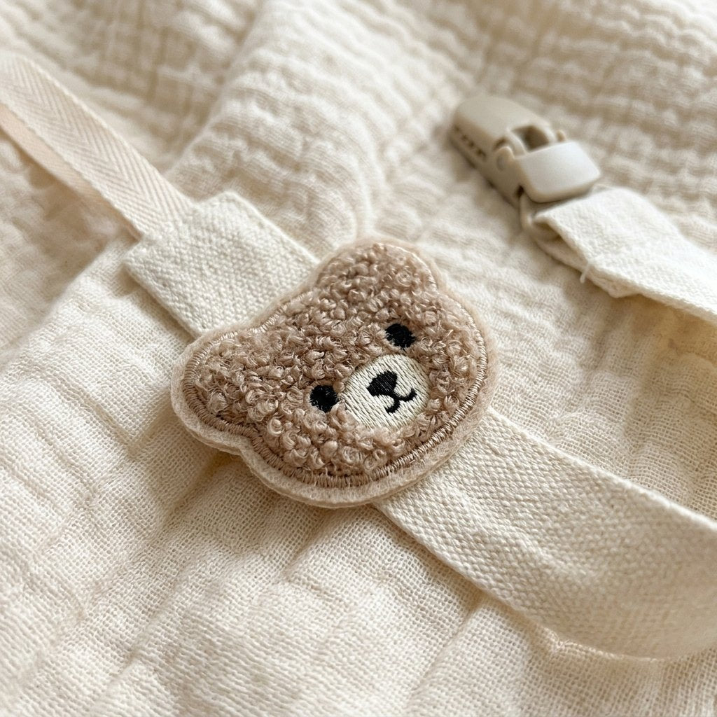 Détail de la tête d'ourson en bouclette brodée