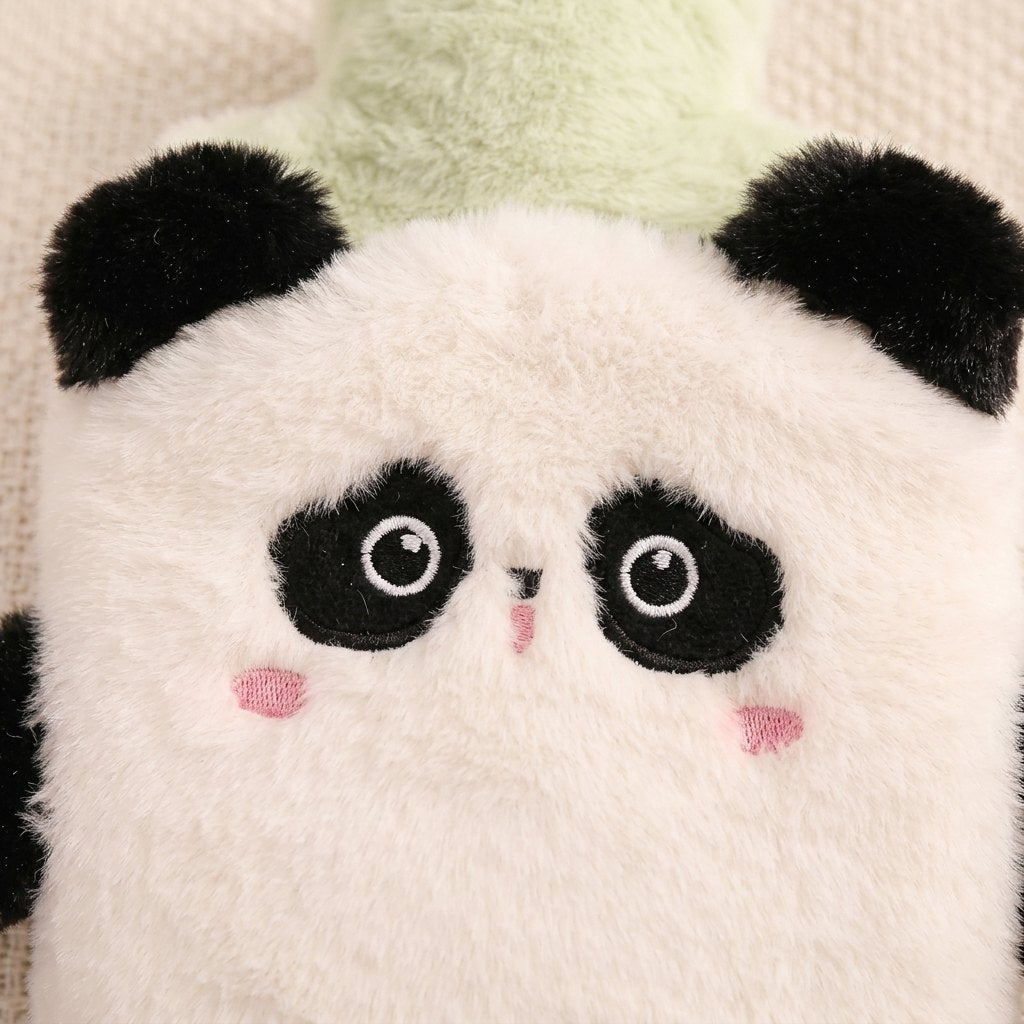 Détail du visage brodé de la bouillotte panda
