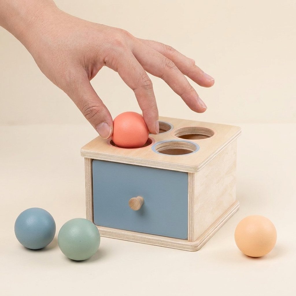 Main déposant une boule dans la boîte à permanence Image