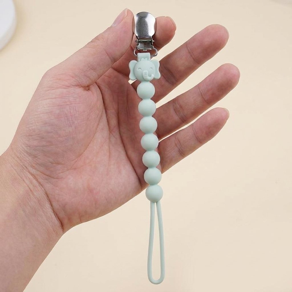 Attache-tétine silicone tenue dans la main