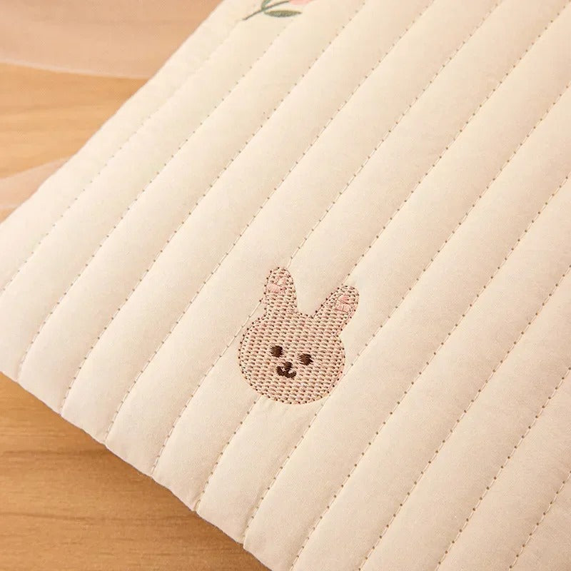 Broderie lapin sur le coton matelassé Image
