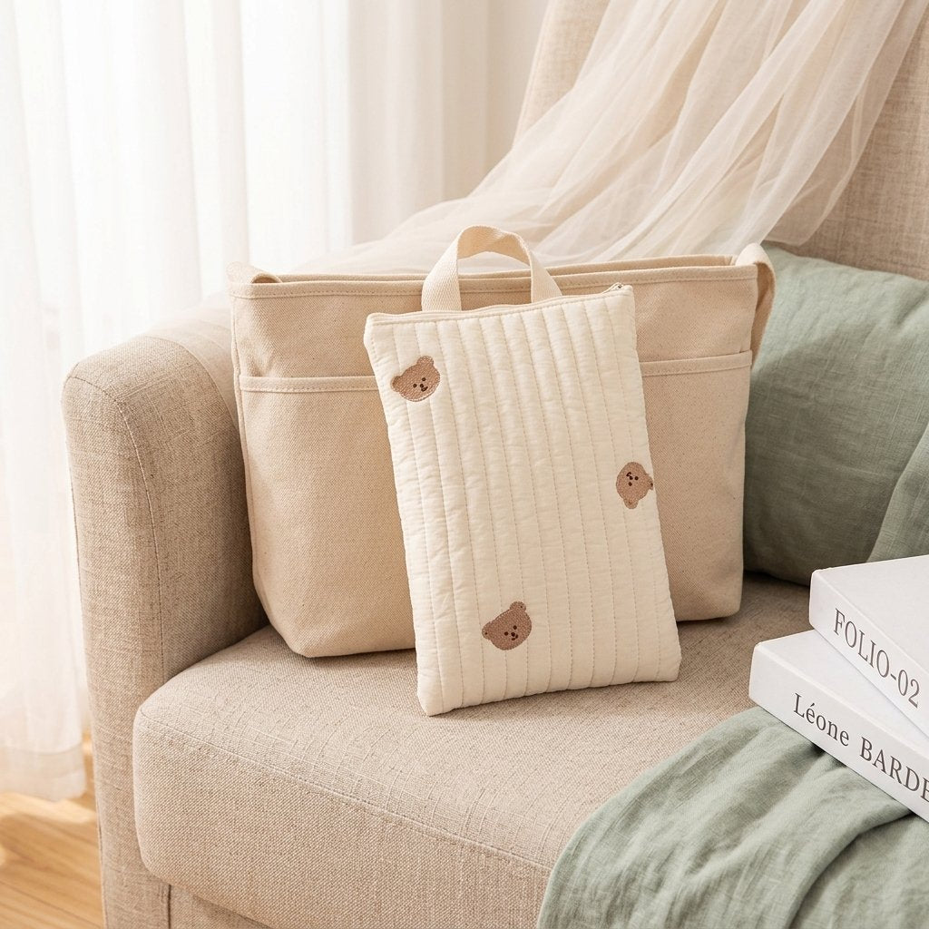 Pochette à couches accrochée à une poussette Image