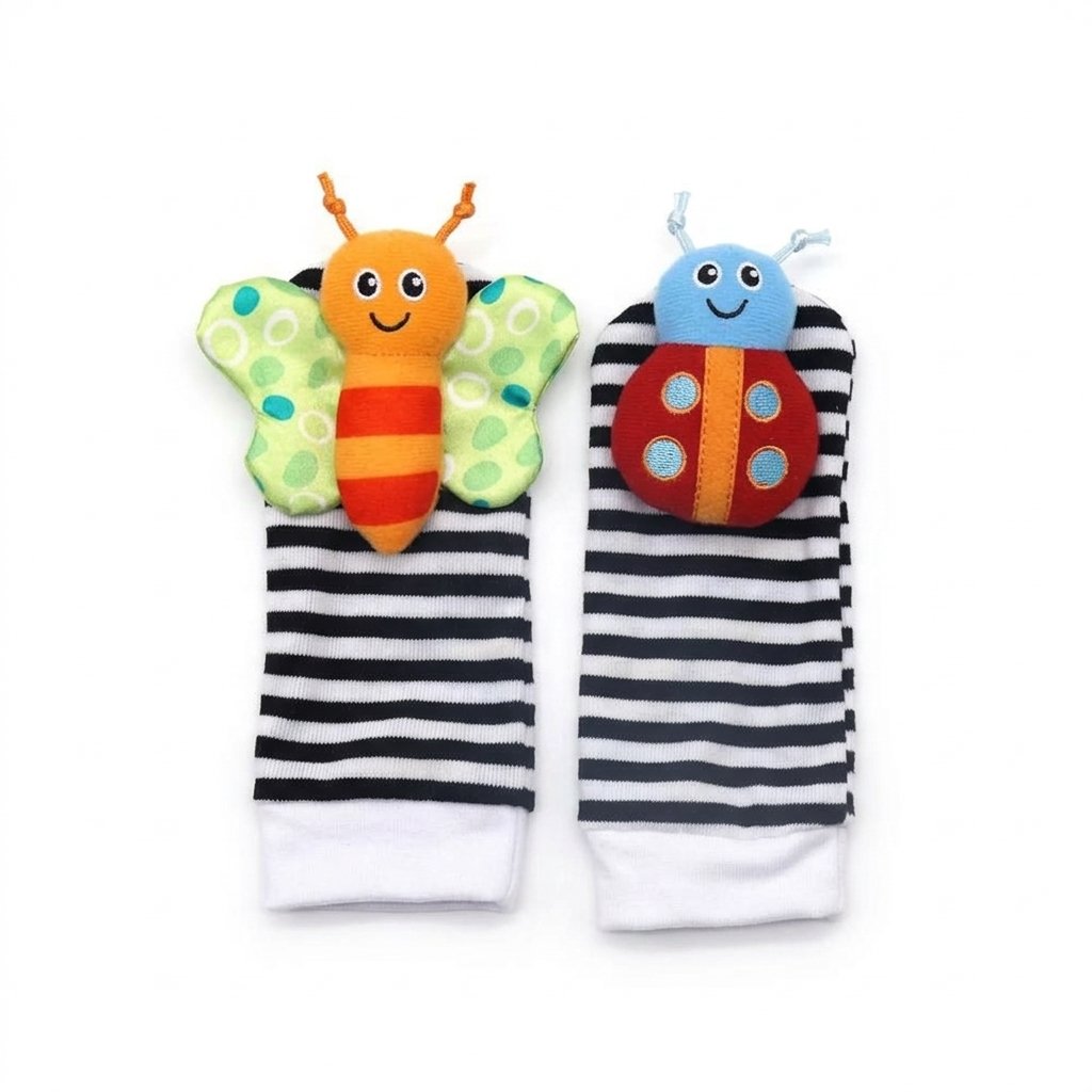 Deux chaussettes hochets abeille et coccinelle