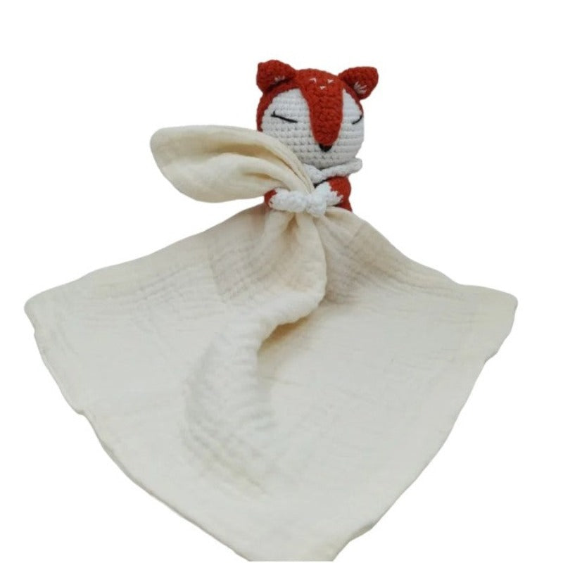 VIGOT est un doudou plat représentant un renard au crochet, de couleur orange et blanc, tenant un carré de tissu gaze de coton ou mouchoir entre ses pattes. Disponible avec 4 coloris de mouchoir : vieux rose, écru, bleu et vert. ECRU
