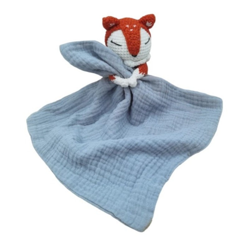 VIGOT est un doudou plat représentant un renard au crochet, de couleur orange et blanc, tenant un carré de tissu gaze de coton ou mouchoir entre ses pattes. Disponible avec 4 coloris de mouchoir : vieux rose, écru, bleu et vert. BLEU