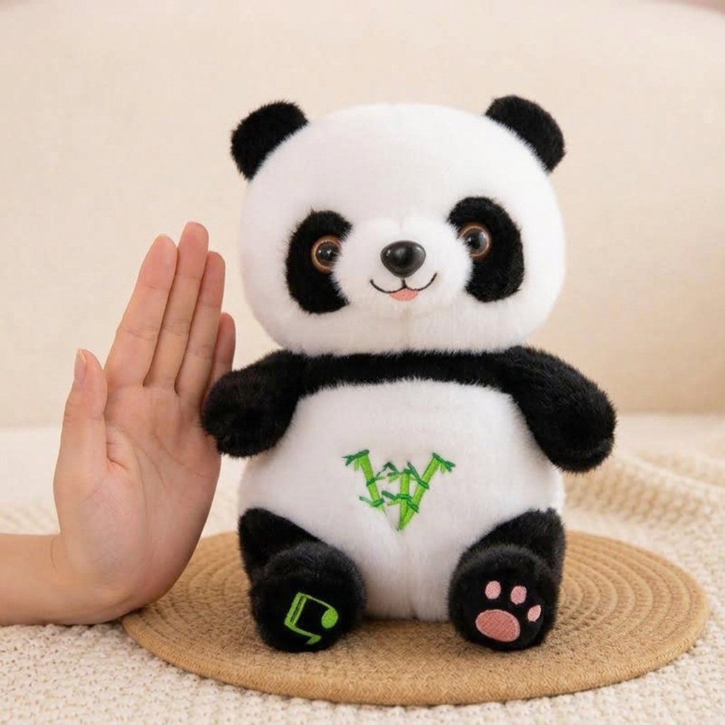 Peluche panda à côté d'une main, pour l'échelle