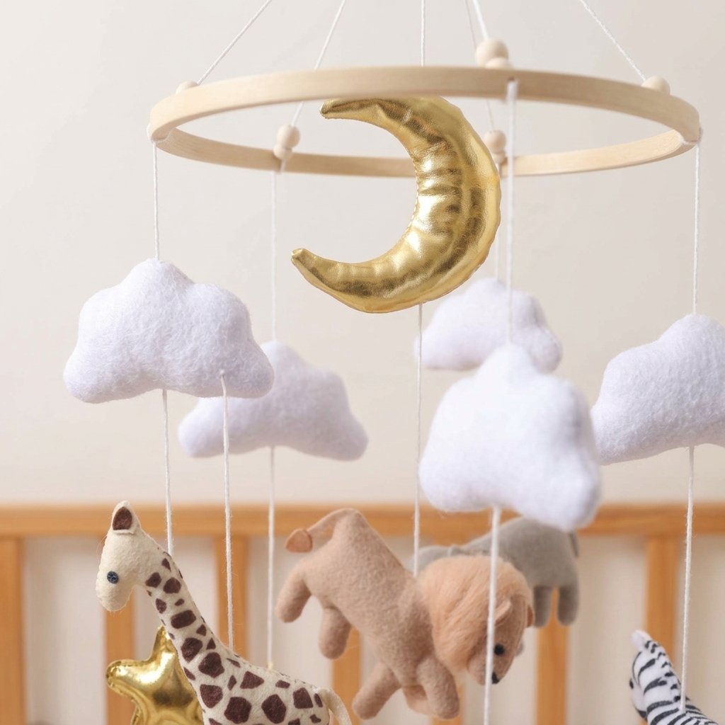 Lune dorée, nuages et girafe en feutrine du mobile