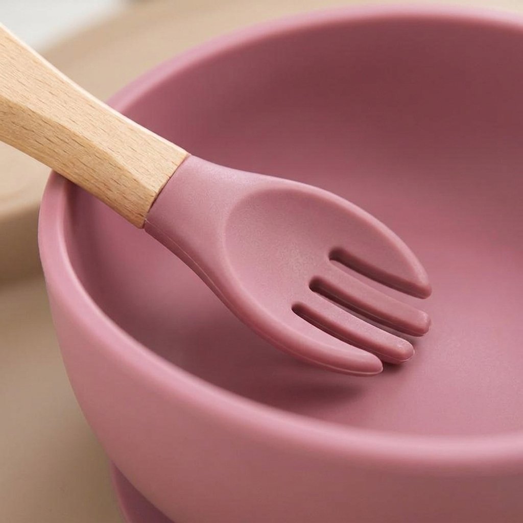 Fourchette à manche en bois dans le bol en silicone