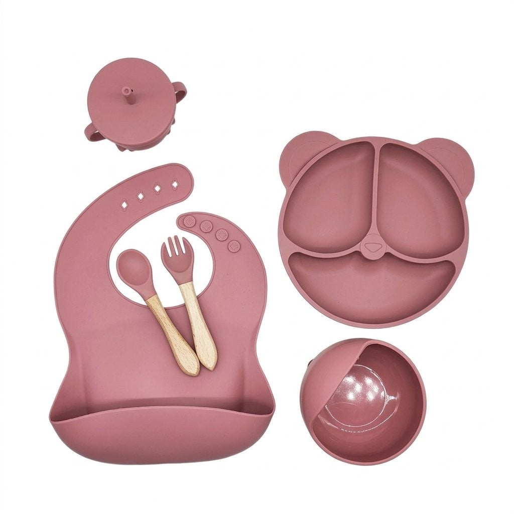 Coffret repas bébé en silicone vieux rose : assiette ourson, bol, bavoir, couverts et gobelet