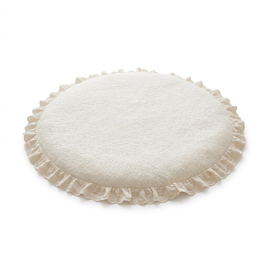 Tapis d'éveil rond en coton matelassé écru avec volant en dentelle