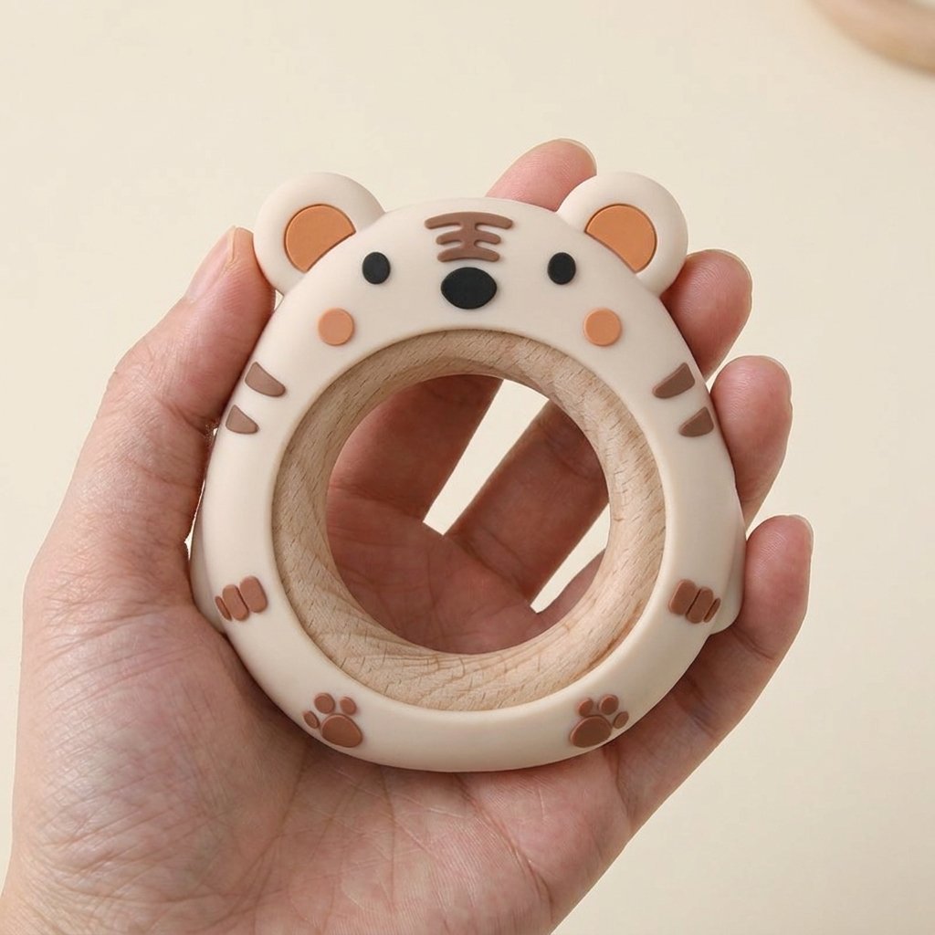 Anneau de dentition tigre tenu dans la main pour montrer sa taille Image