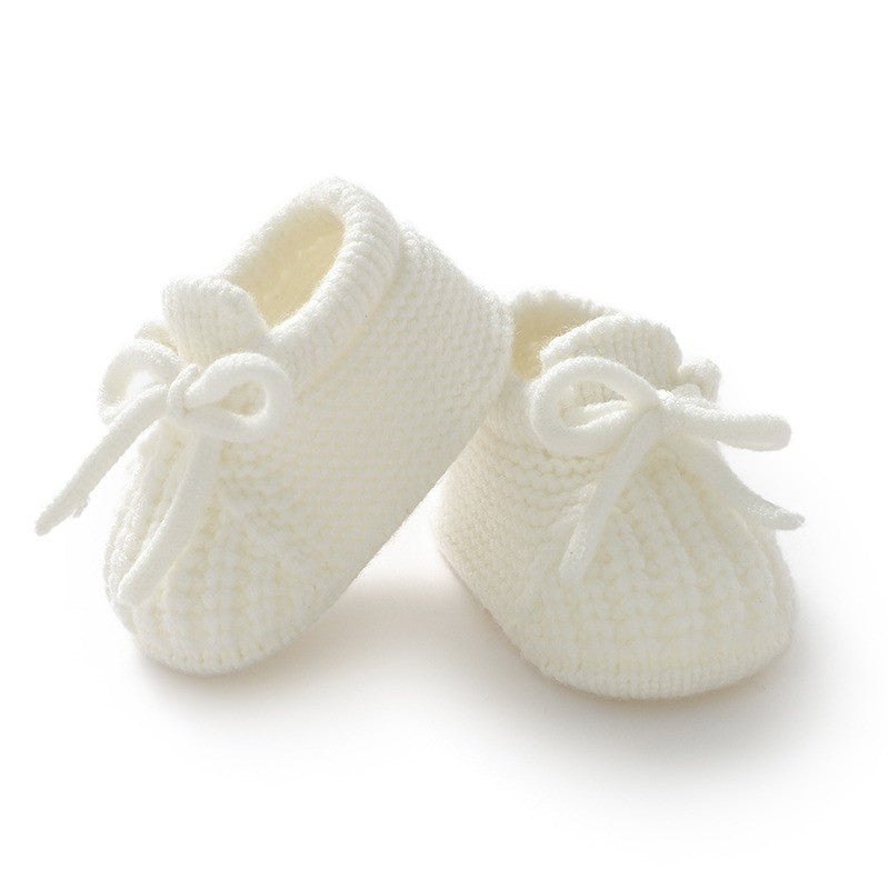 Chaussons bébé en tricot blanc cassé