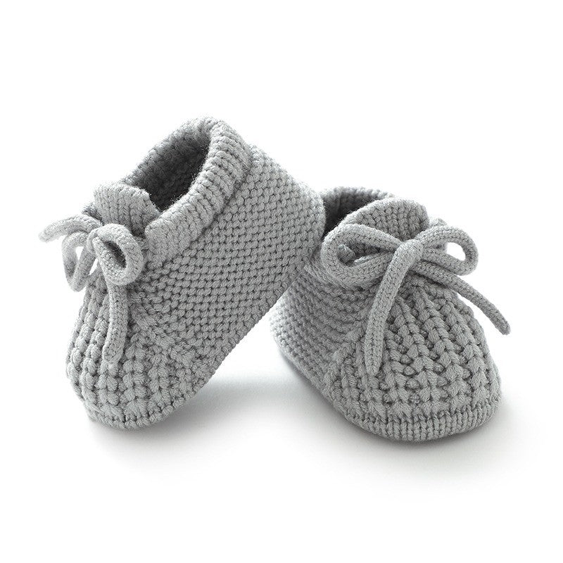 Chaussons bébé en tricot gris