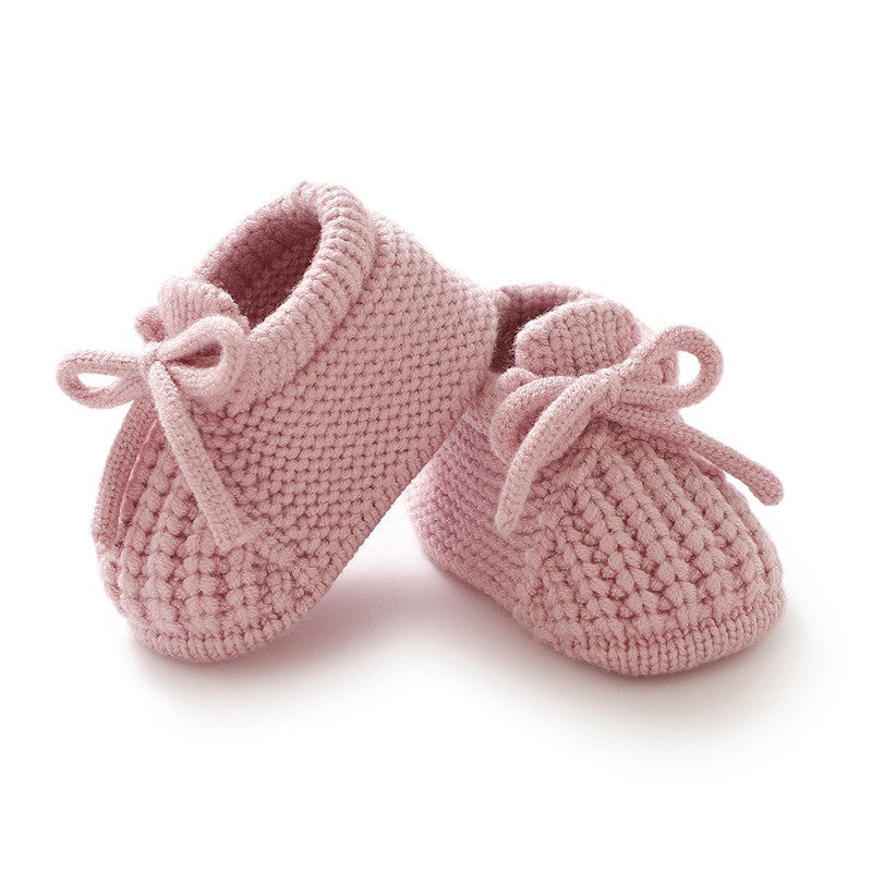 Chaussons bébé en tricot rose