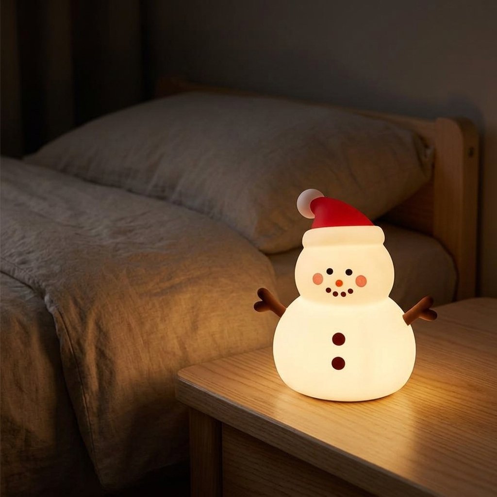 Veilleuse bonhomme de neige allumée sur une table de chevet le soir Image